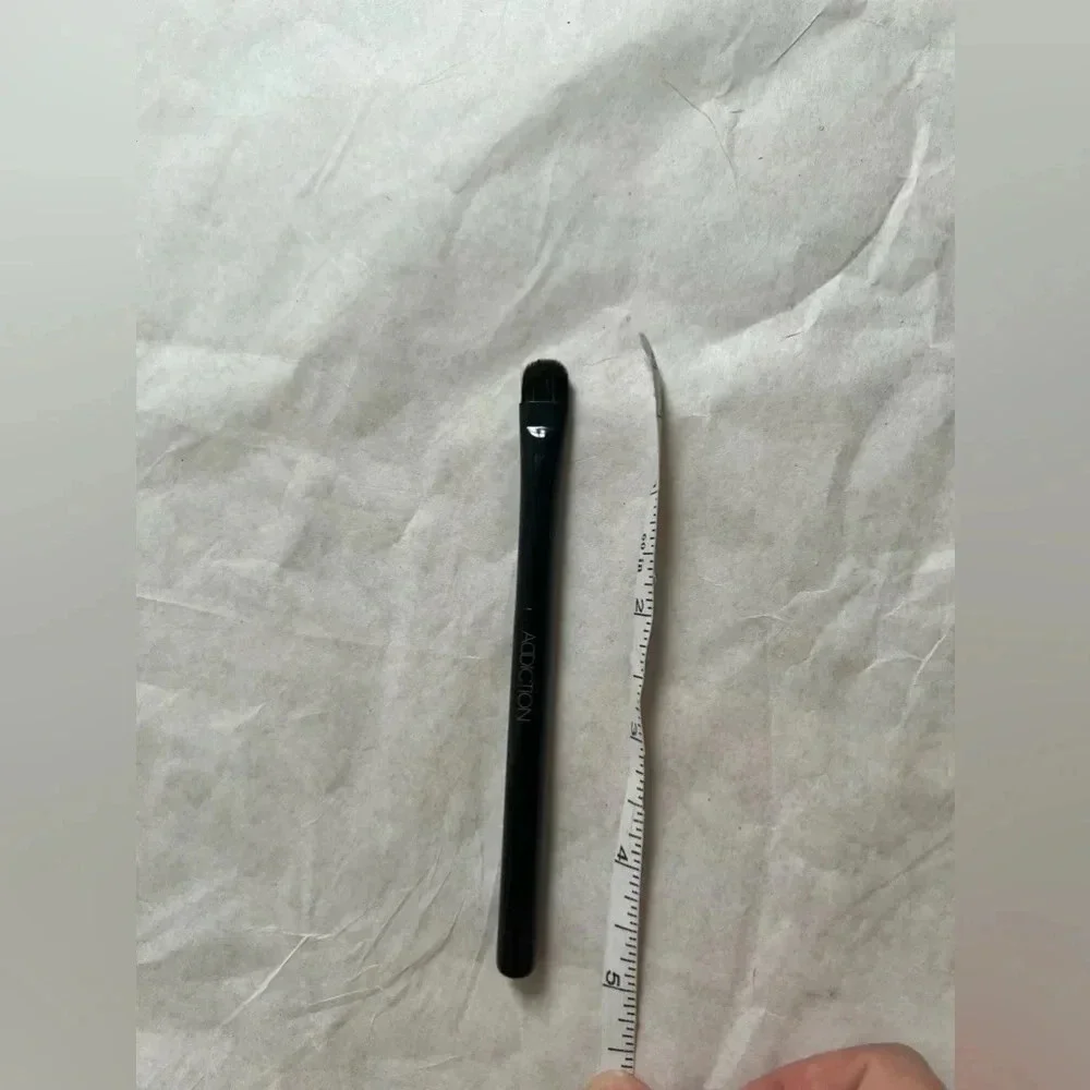 ADDICTION Eye Shadow Brush D 02 ( Discontinued Color)